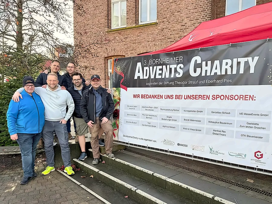 Das Orga-Team des Gewerbevereins vor dem Sponsorenbanner „Wir bedanken uns bei unseren Sponsoren!“ der 3. Bornheimer Advents Charity
